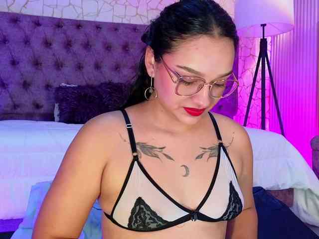 Emily-Foxyy webcam
