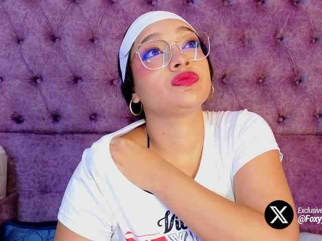 Emily-Foxyy webcam