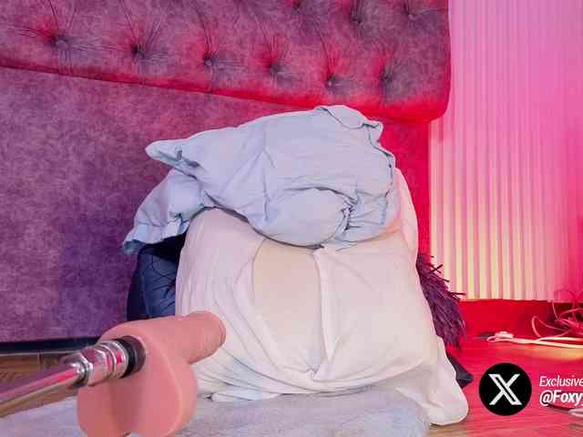 Emily-Foxyy webcam