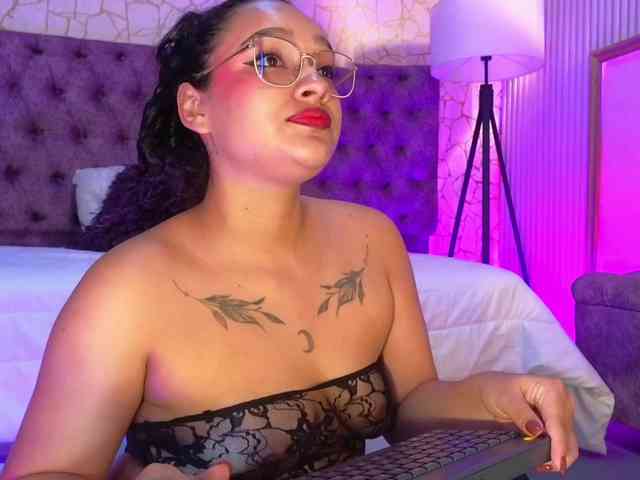 Emily-Foxyy webcam