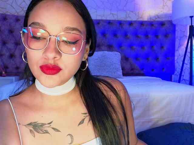 Emily-Foxyy webcam