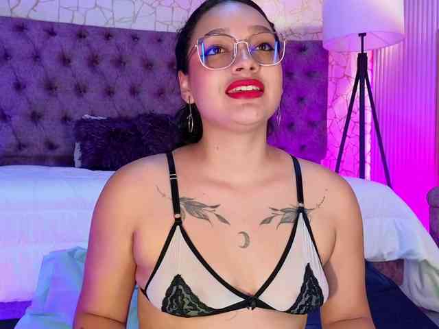 Emily-Foxyy webcam