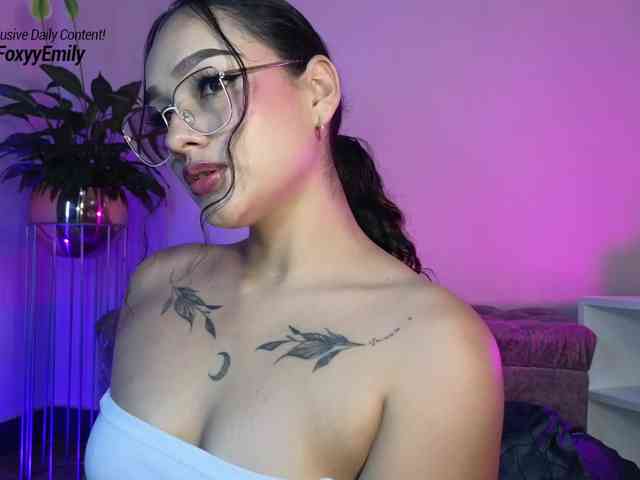 Emily-Foxyy webcam