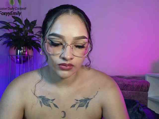 Emily-Foxyy webcam