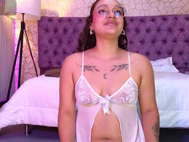 Emily-Foxyy webcam