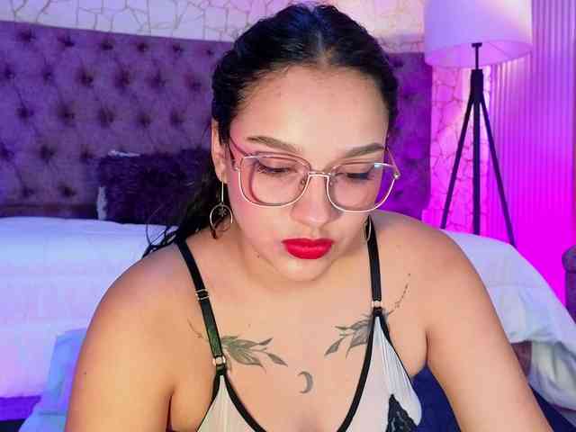 Emily-Foxyy webcam