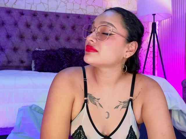 Emily-Foxyy webcam