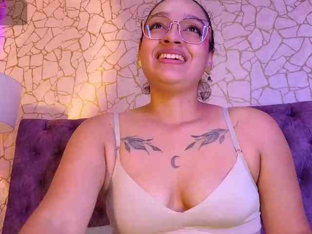 Emily-Foxyy webcam