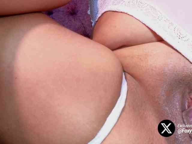 Emily-Foxyy webcam