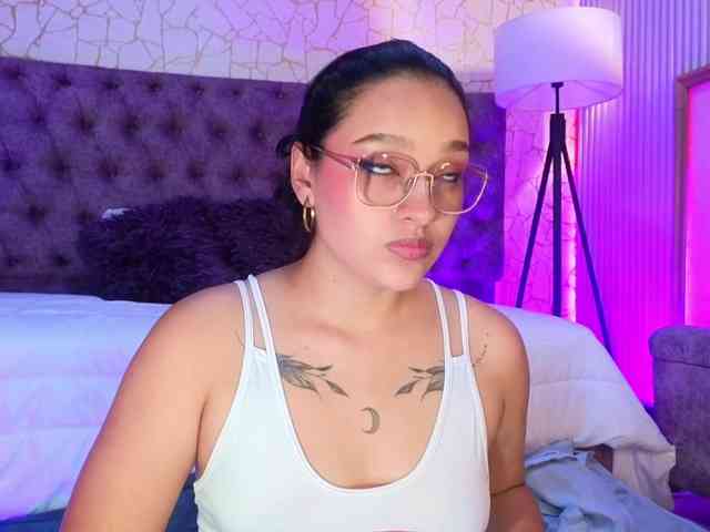 Emily-Foxyy webcam
