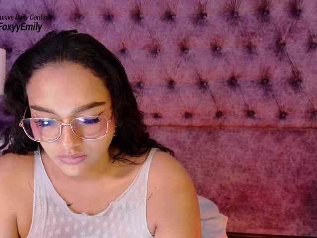 Emily-Foxyy webcam