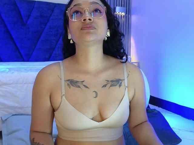 Emily-Foxyy webcam
