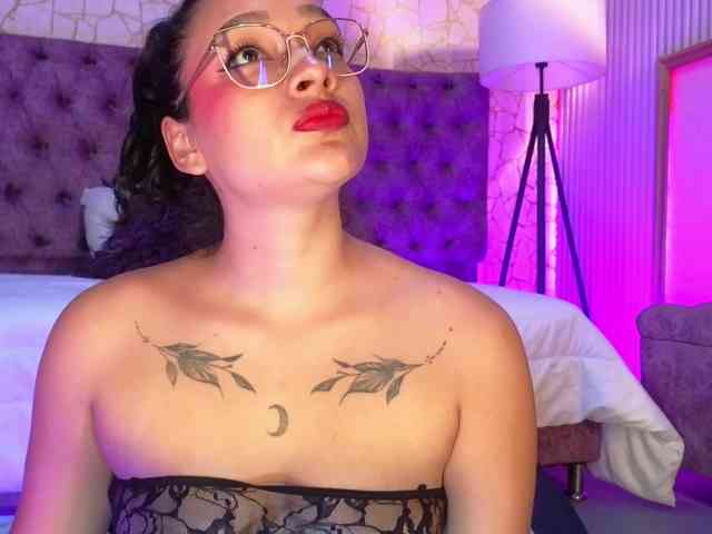 Emily-Foxyy webcam