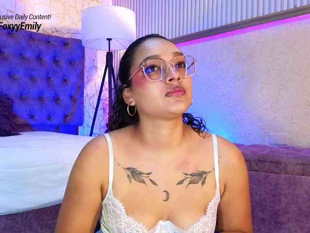 Emily-Foxyy webcam
