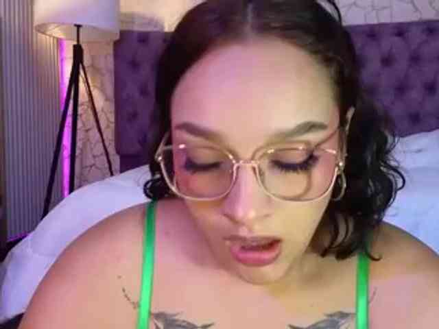 Emily-Foxyy webcam