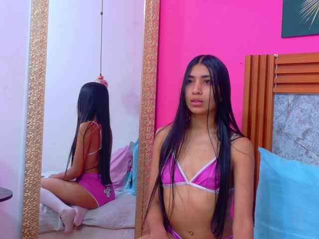 Dieses Model ist jetzt live. littleeemiily