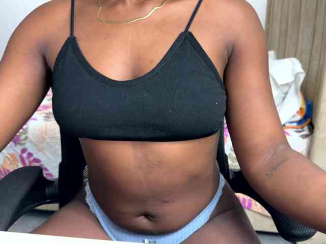 Sara_muscle webcam