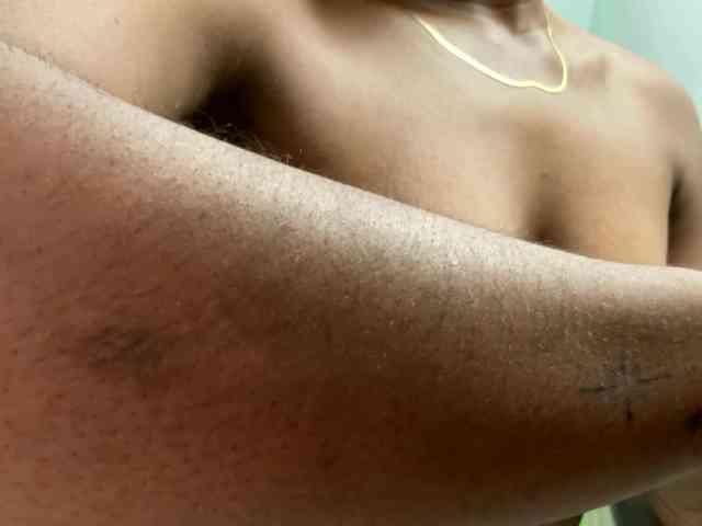 Sara_muscle webcam