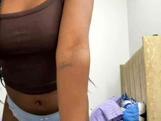 Sara_muscle webcam