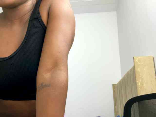 Sara_muscle webcam