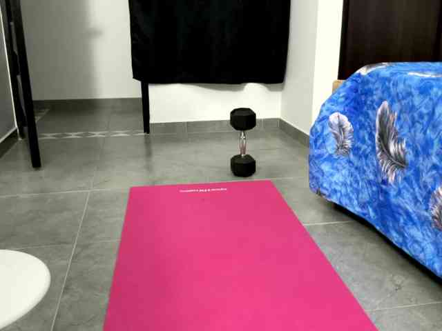 Sara_muscle webcam