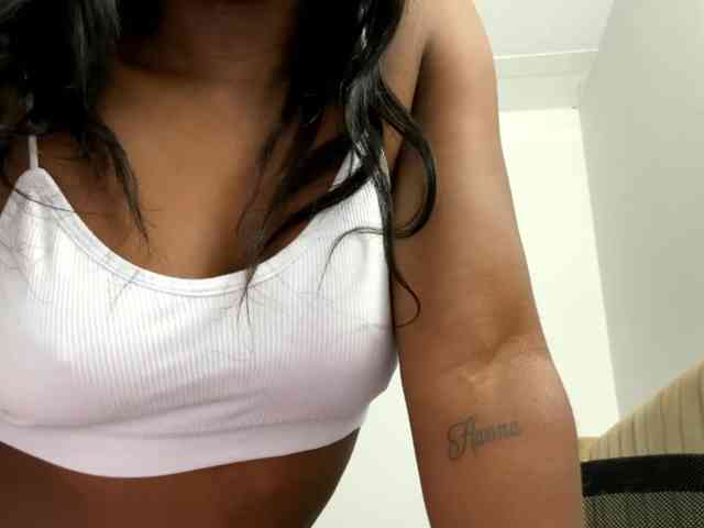 Sara_muscle webcam