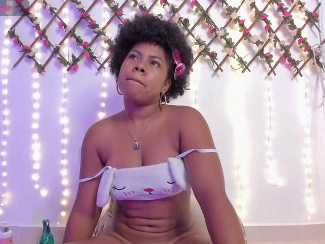le modèle naughtyebonyy est en webcam porno dans un show sur le site bongacams, il possède les tags suivants: Ebony,Brunette,Shaved