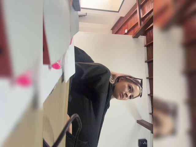 Modelo: Aisha-engel