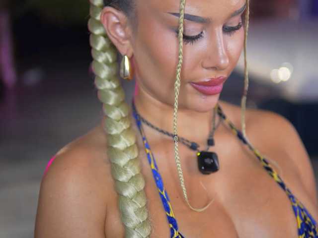 EvaZane, live now on BongaCams
