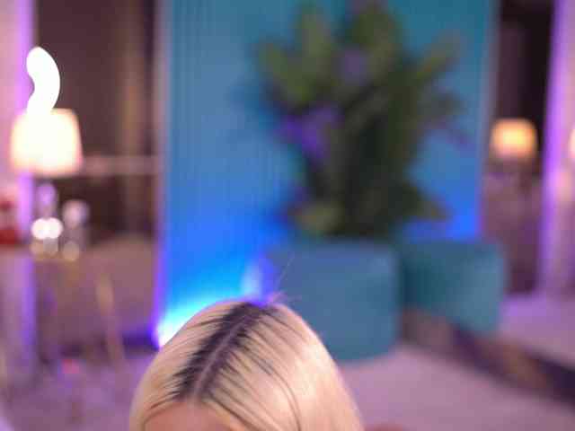 Evazane's cam show statistics and live stream