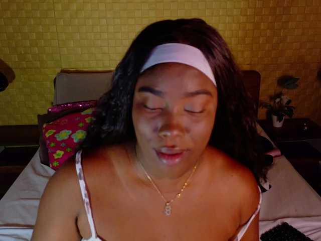 curvynaomhy live cam on BongaCams