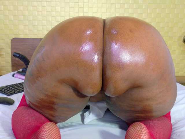 curvynaomhy's BongaCams show and profile