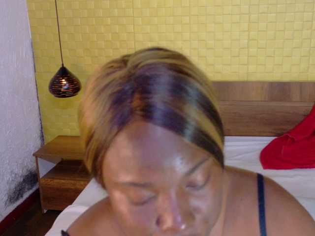 curvynaomhy live cam on BongaCams