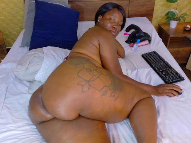 curvynaomhy, live now on BongaCams