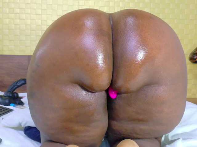 curvynaomhy's BongaCams show and profile