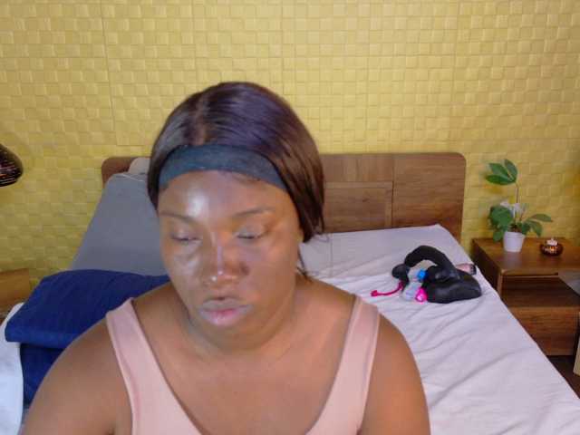 curvynaomhy live cam on BongaCams