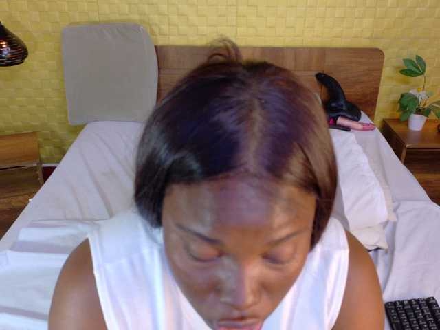 le modèle curvynaomhy est en webcam porno dans un show sur le site bongacams, il possède les tags suivants: Ebony,Brunette,Shaved