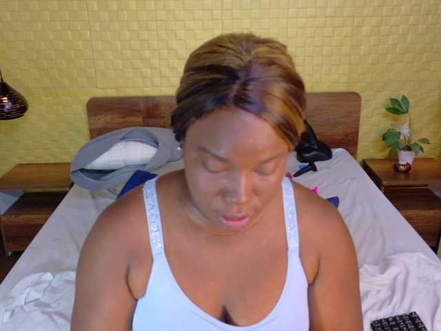 curvynaomhy live cam on BongaCams