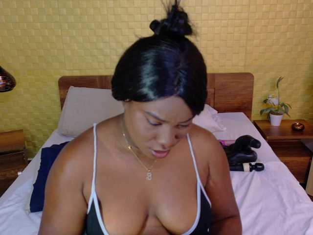 curvynaomhy live cam on BongaCams