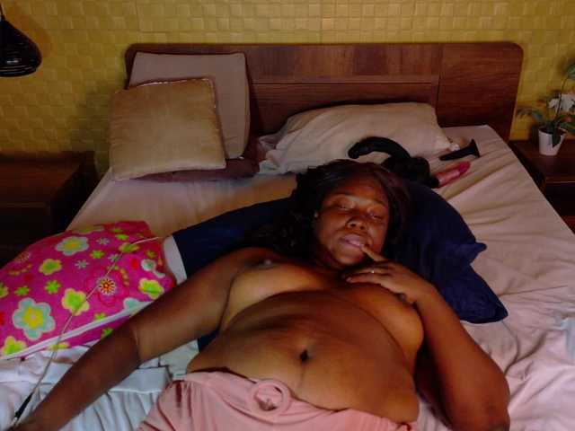 curvynaomhy live cam on BongaCams