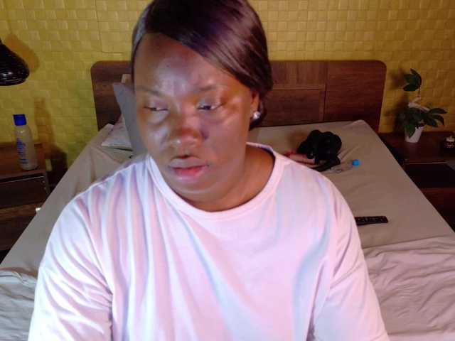 curvynaomhy live cam on BongaCams