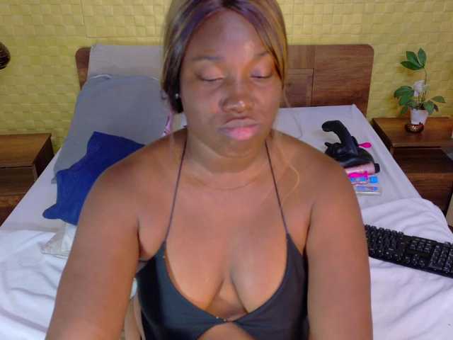 curvynaomhy live cam on BongaCams