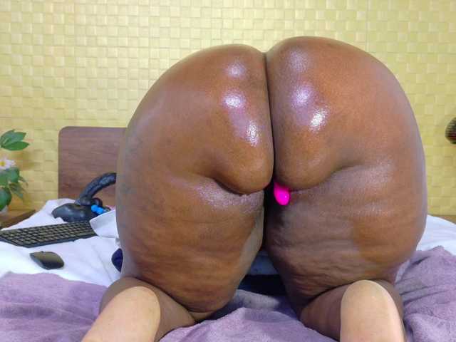 curvynaomhy's BongaCams show and profile