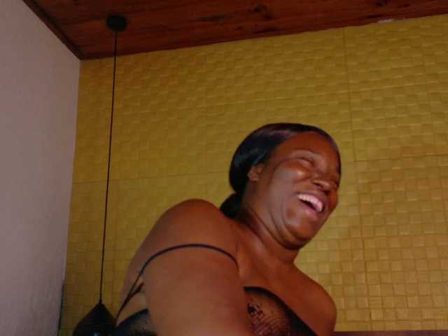 curvynaomhy live cam on BongaCams
