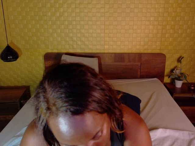 curvynaomhy live cam on BongaCams