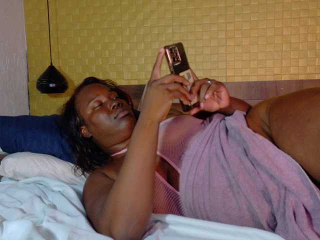 curvynaomhy live cam on BongaCams
