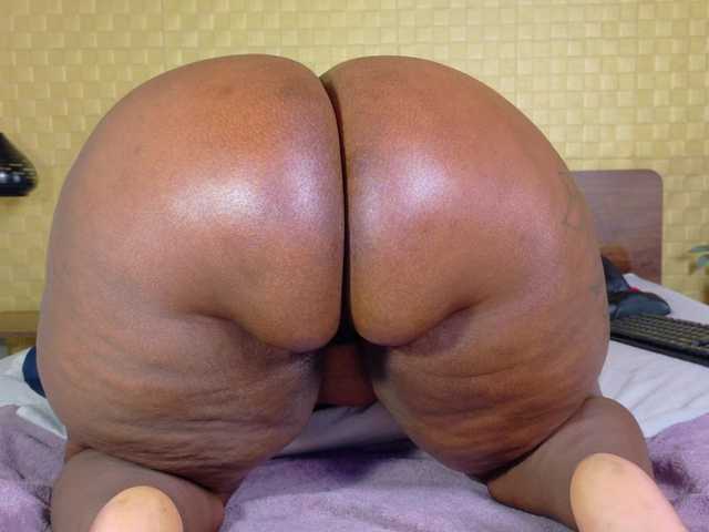 curvynaomhy live cam on BongaCams