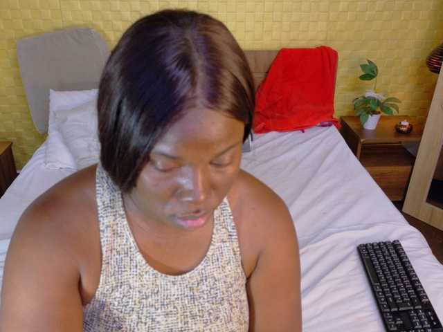 curvynaomhy live cam on BongaCams