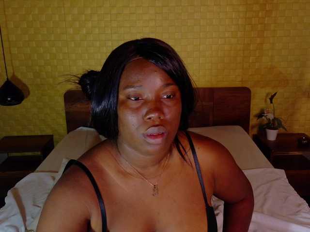 curvynaomhy live cam on BongaCams