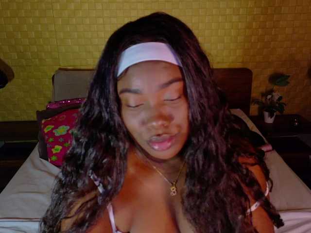 curvynaomhy live cam on BongaCams